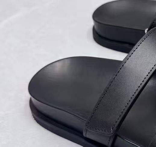 T588-1103  Summer sandals are fashionable and beautiful