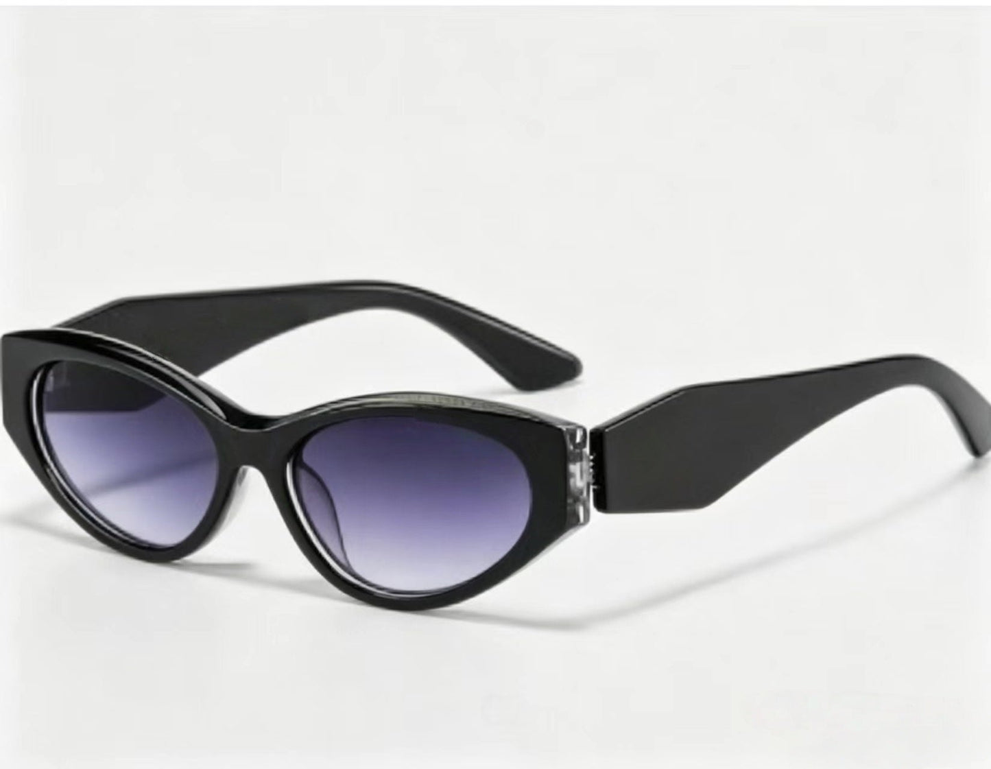 T588-1147 Sun blocking sunglasses with large frames are popular