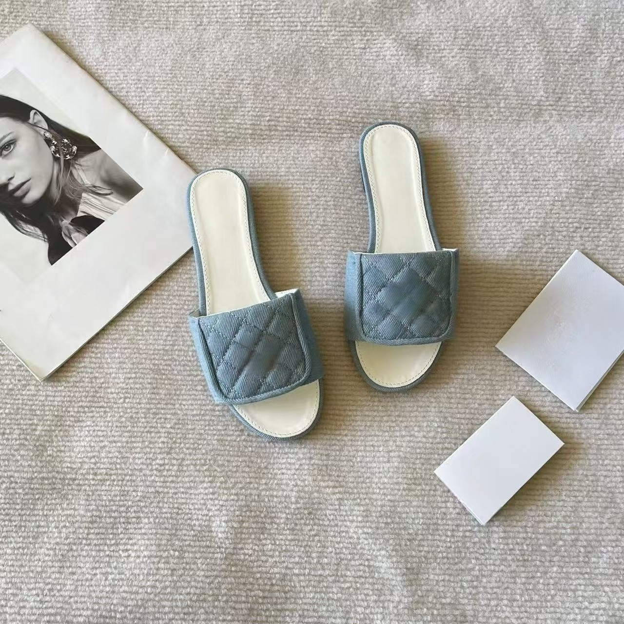 T588-1252 Flat bottomed slippers for casual wear with a straight drag