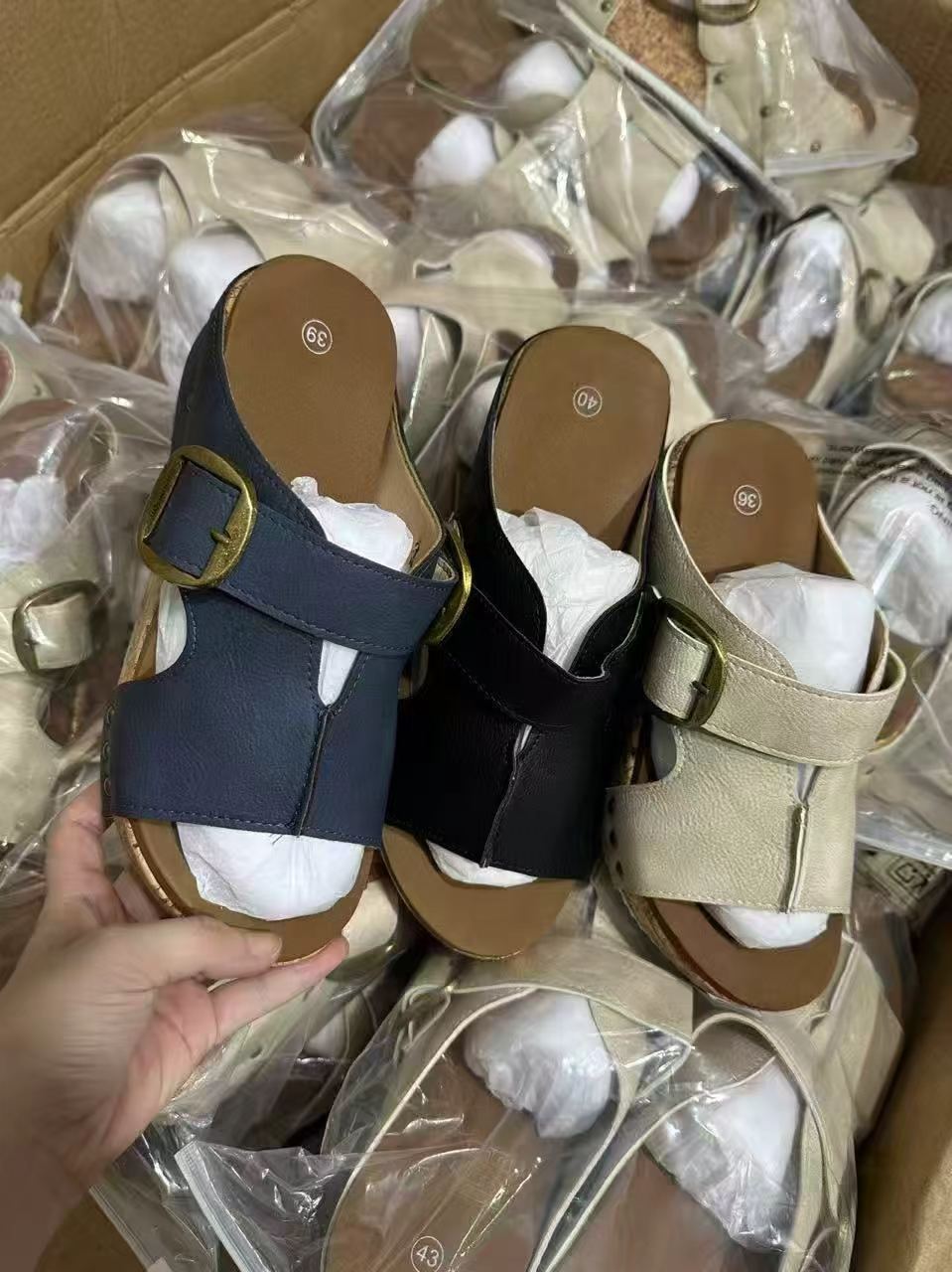 Thick soled leather buckle casual beach slippers  E1288