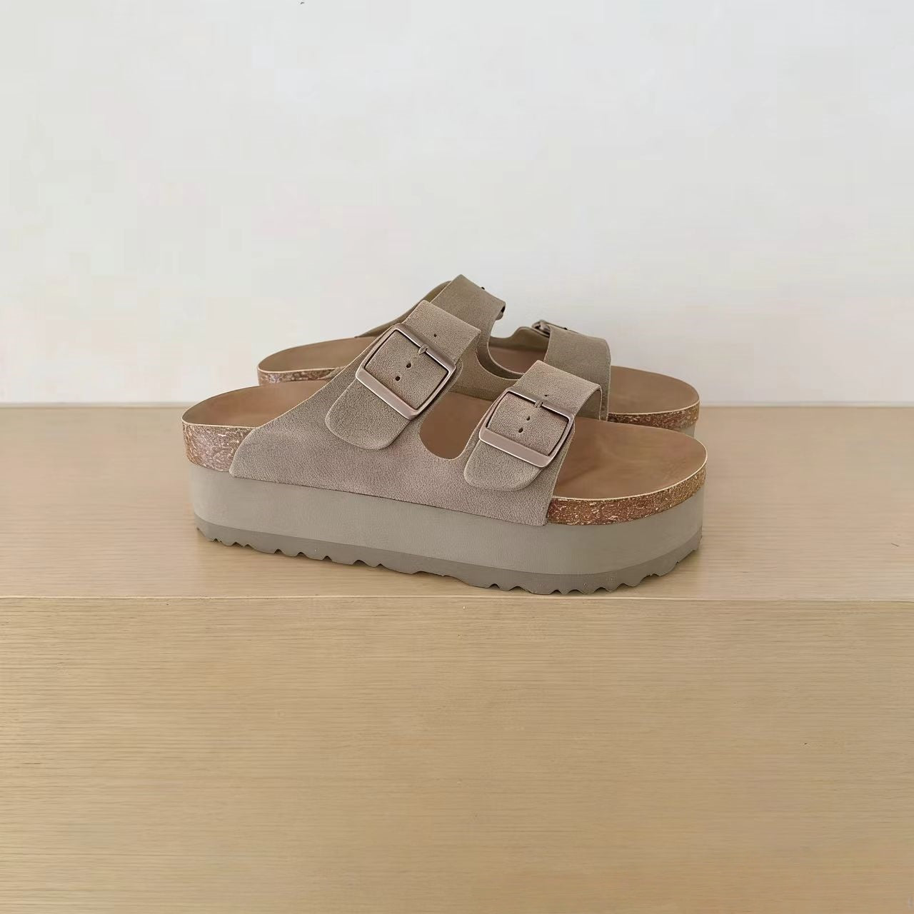 T588-1084 Thick soled sandals without heels for outdoor wear, summer trend