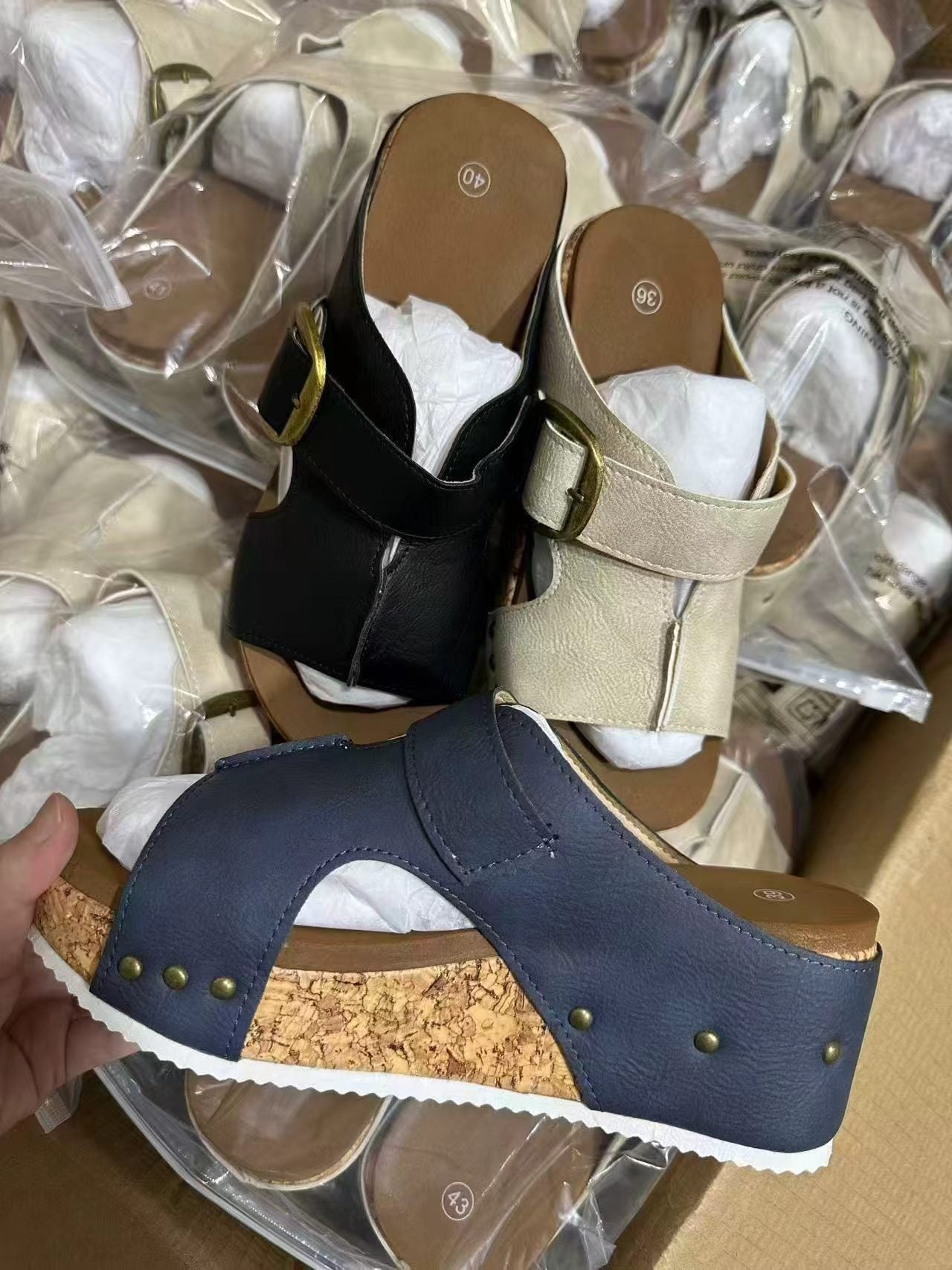 Thick soled leather buckle casual beach slippers  E1288