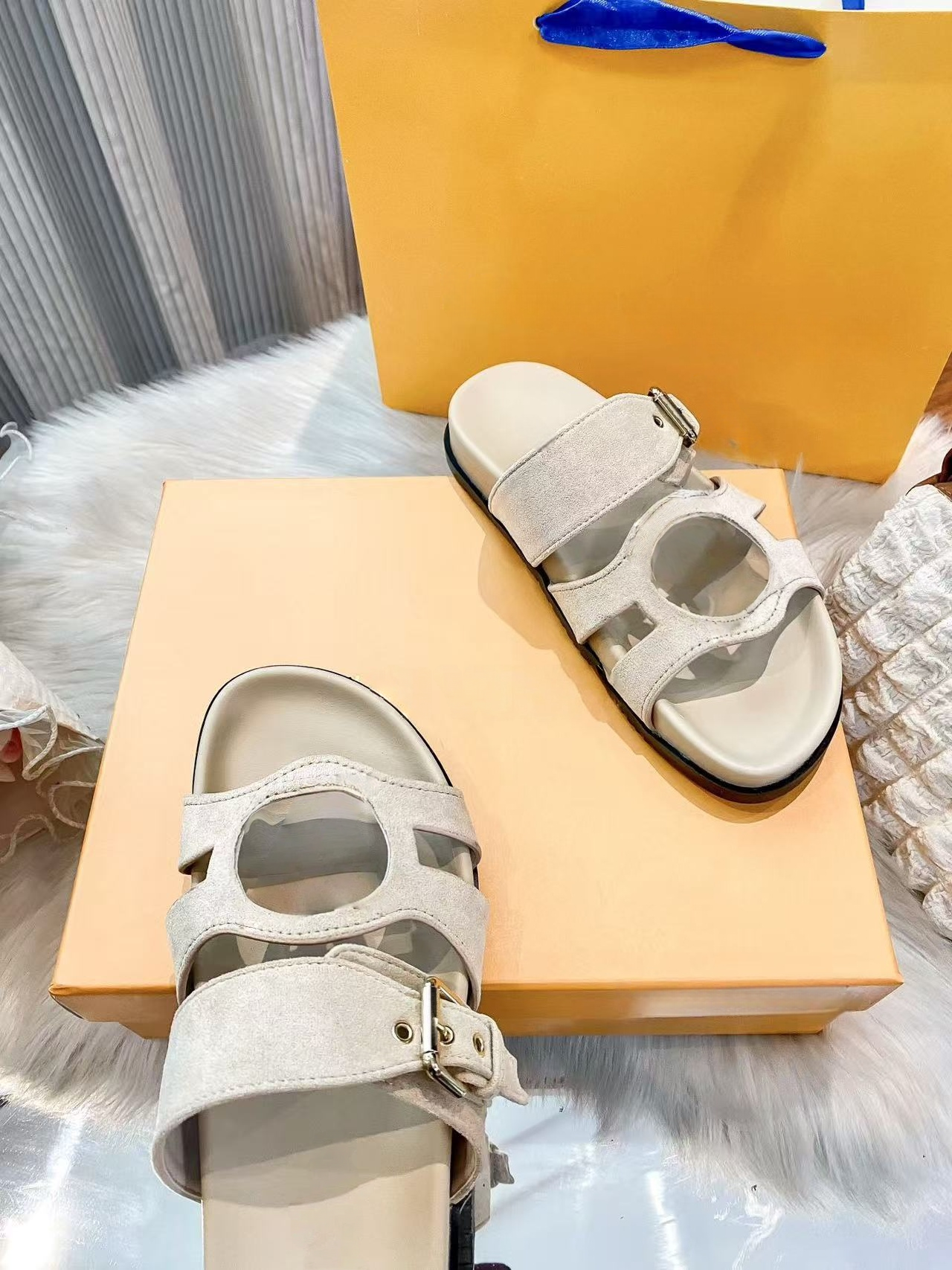 T588-1257  Cold slippers with metal buckles for versatile use on the outside