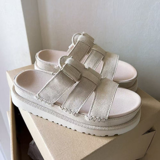 T588-1013Thick soled new one-piece slippers for casual and versatile wear