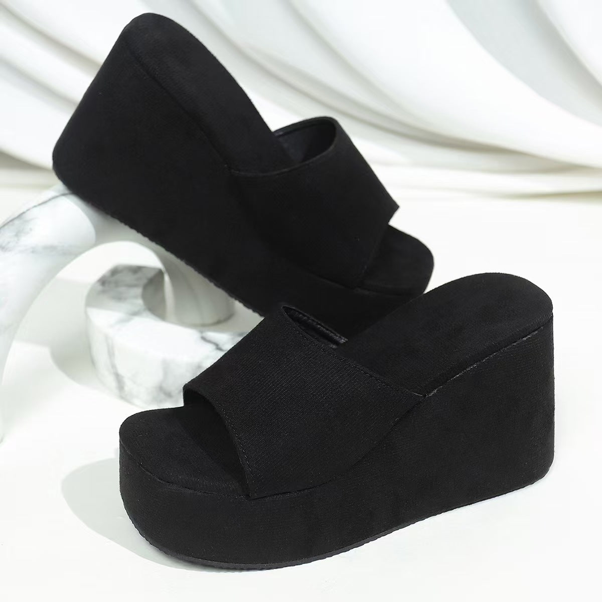 T588-1121  Thick soled slippers are versatile and retro for wearing on the outside